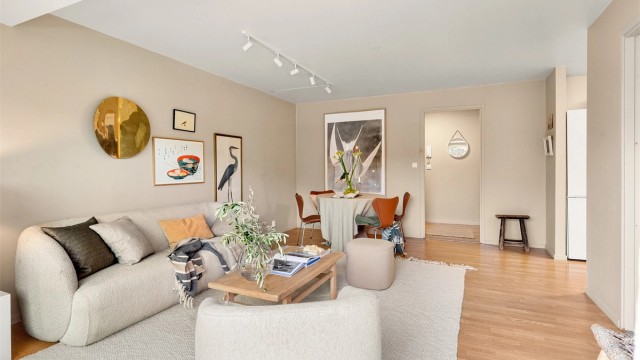 Stuen har god plass til en romslig sofagruppe samt spisebord.