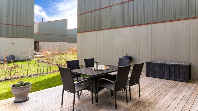 Den største markterrassen på 28 m² ligger sydøst-vendt, med utgang fra spisestuen.
