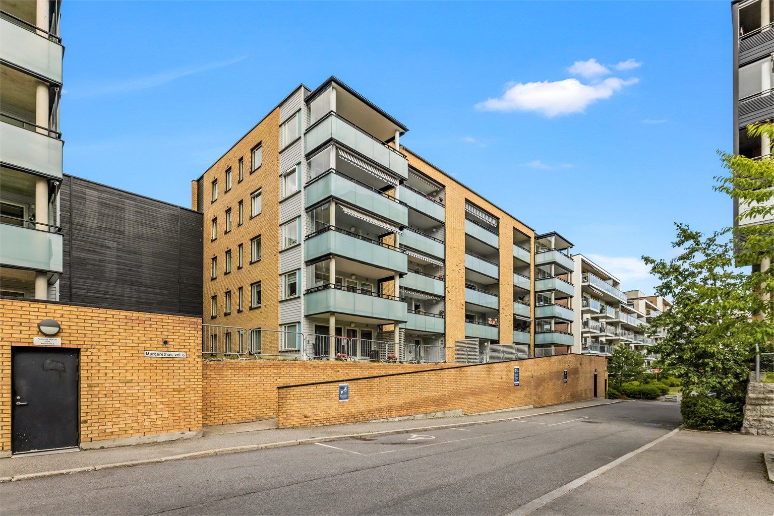 Moderne leilighetsbygg fra 2007 med heis. Fasader i teglstein og trekledning.