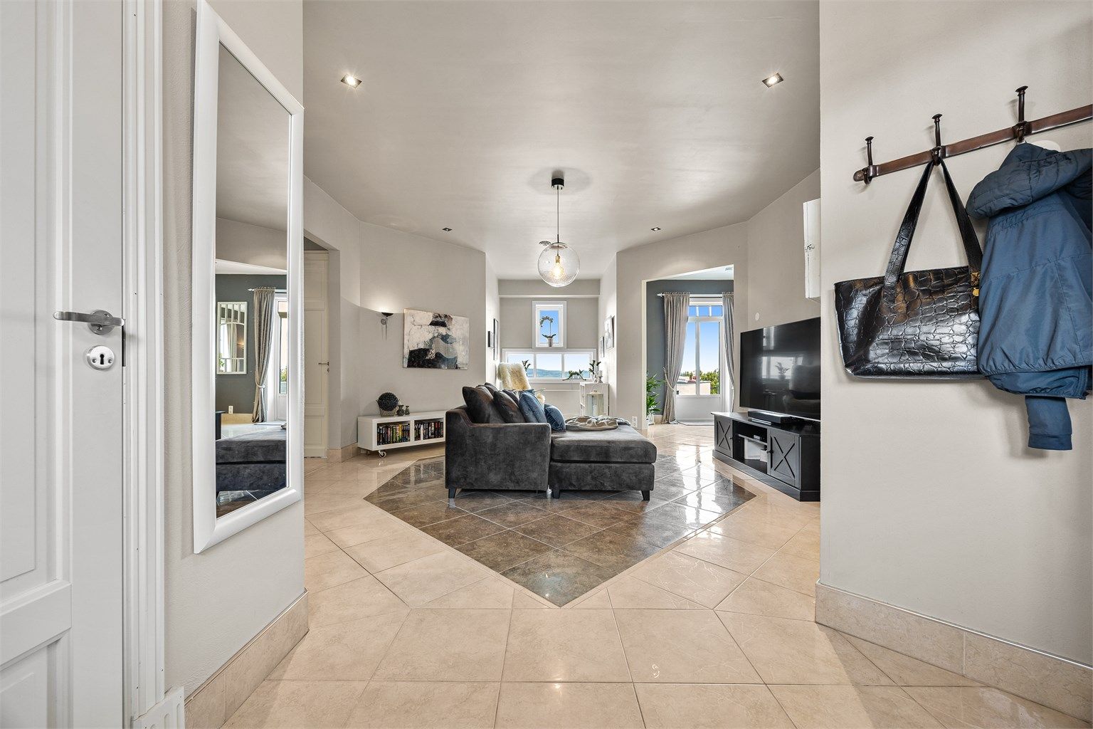 Boligen har en romslig og praktisk entré med god plass til oppheng av yttertøy og oppbevaring av sko.