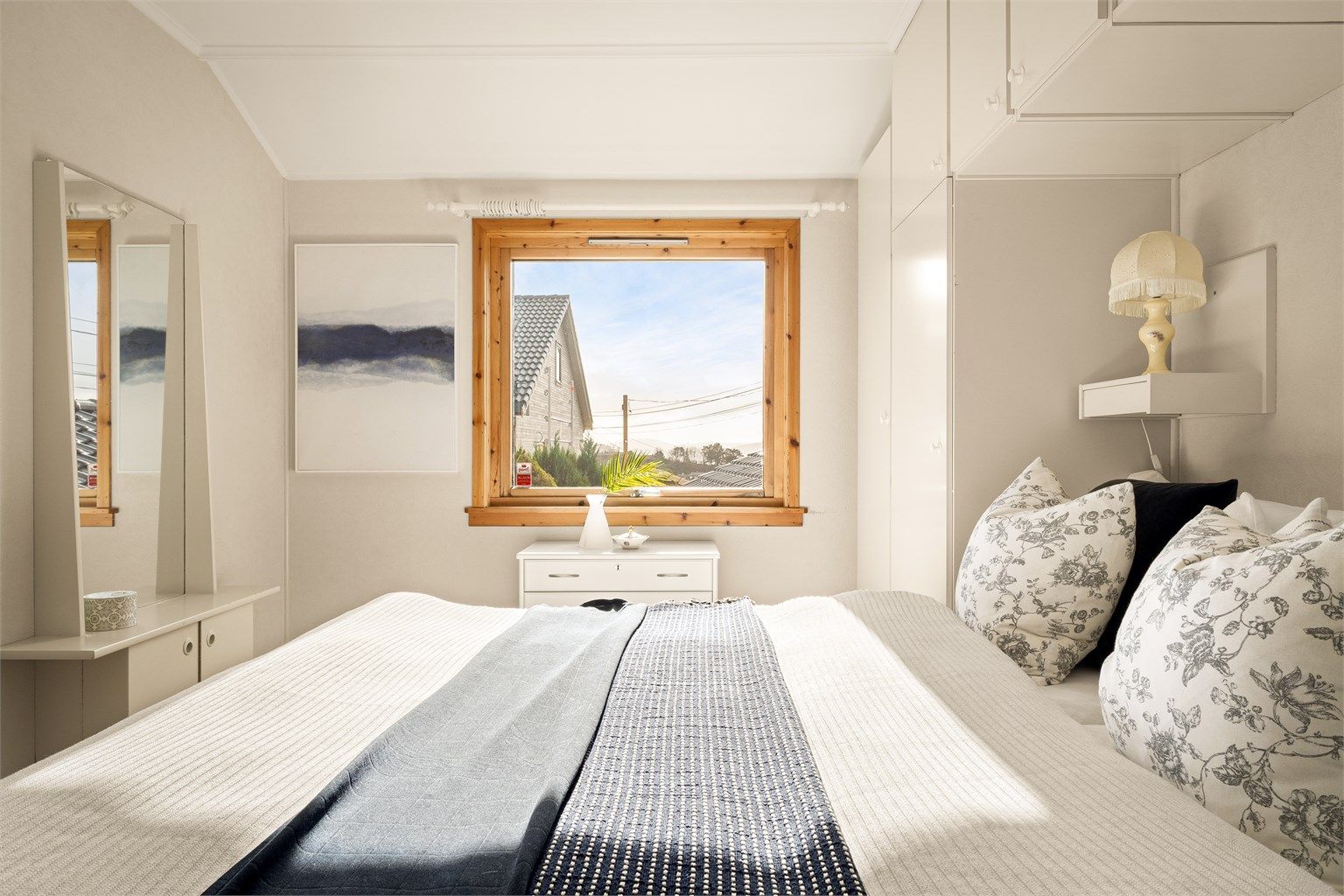 Fra soveromsvinduet kan man nyte utsikt mot Byfjorden og Askøy.