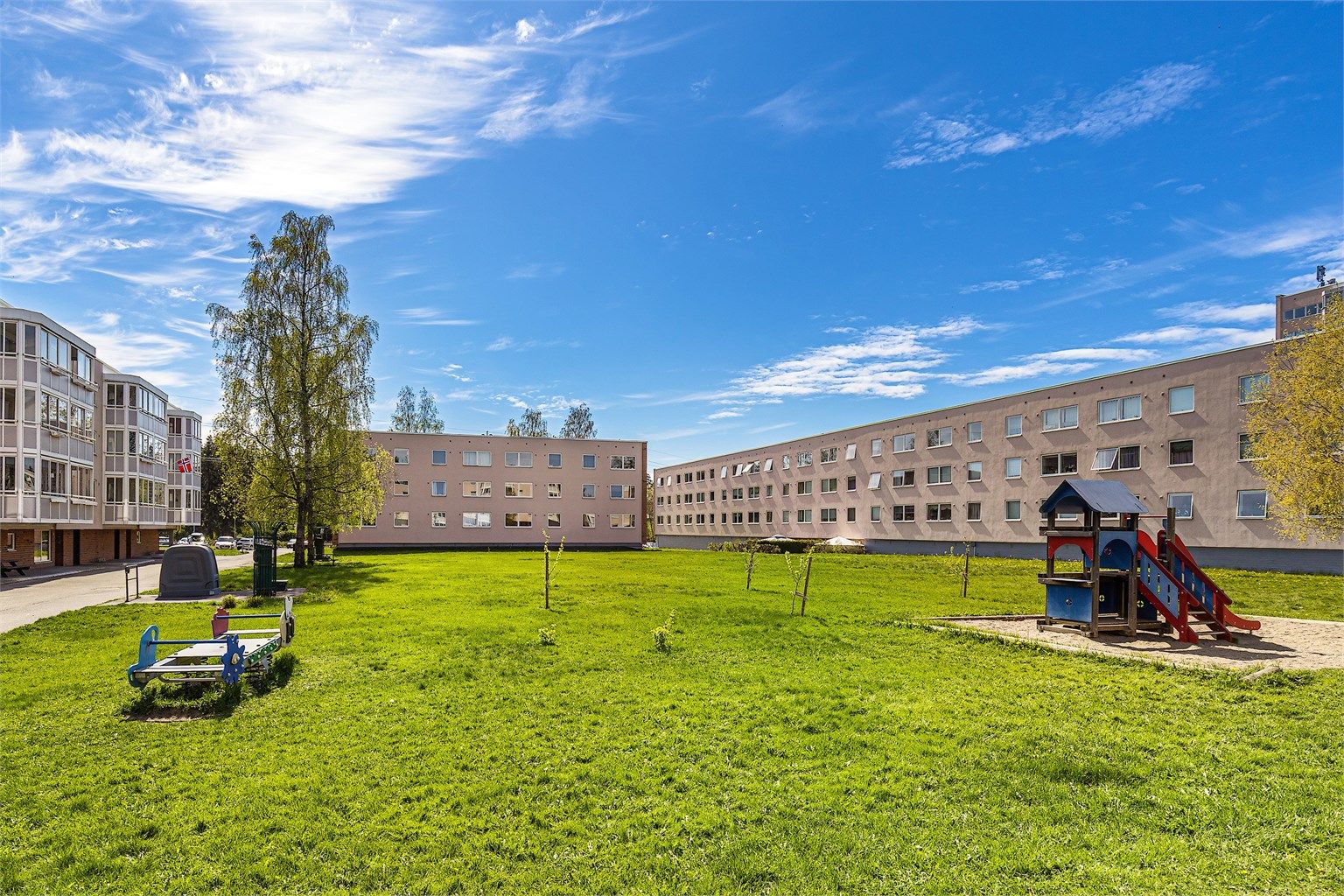 Borettslaget har store grøntområder, opparbeidet med gress, trær, beplantning og flere lekeplasser