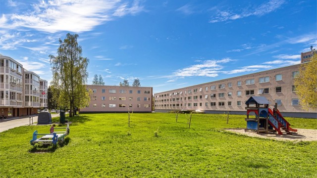 Borettslaget har store grøntområder, opparbeidet med gress, trær, beplantning og flere lekeplasser