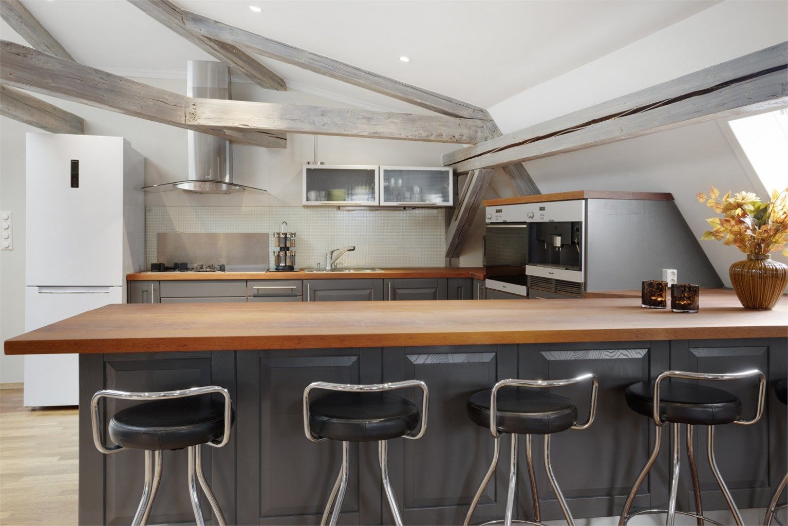 Det er etablert en praktisk kjøkkenøy med god plass til å samle familie og venner til hyggelige sammenkomster. 