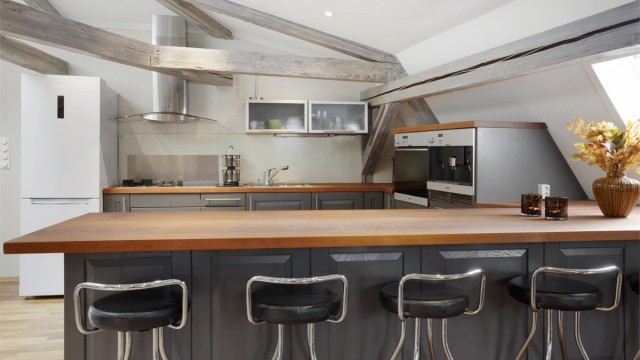 Det er etablert en praktisk kjøkkenøy med god plass til å samle familie og venner til hyggelige sammenkomster.