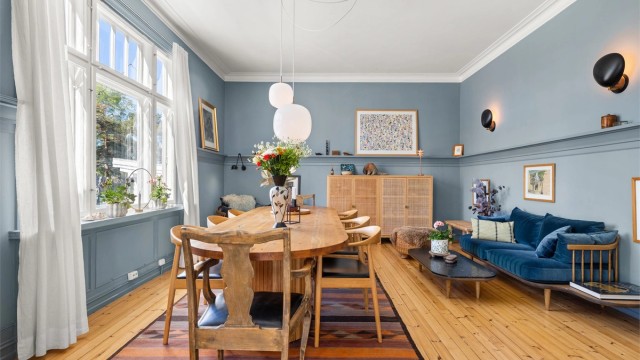 Originale tregulv, god takhøyde og rosett også i spisestuen