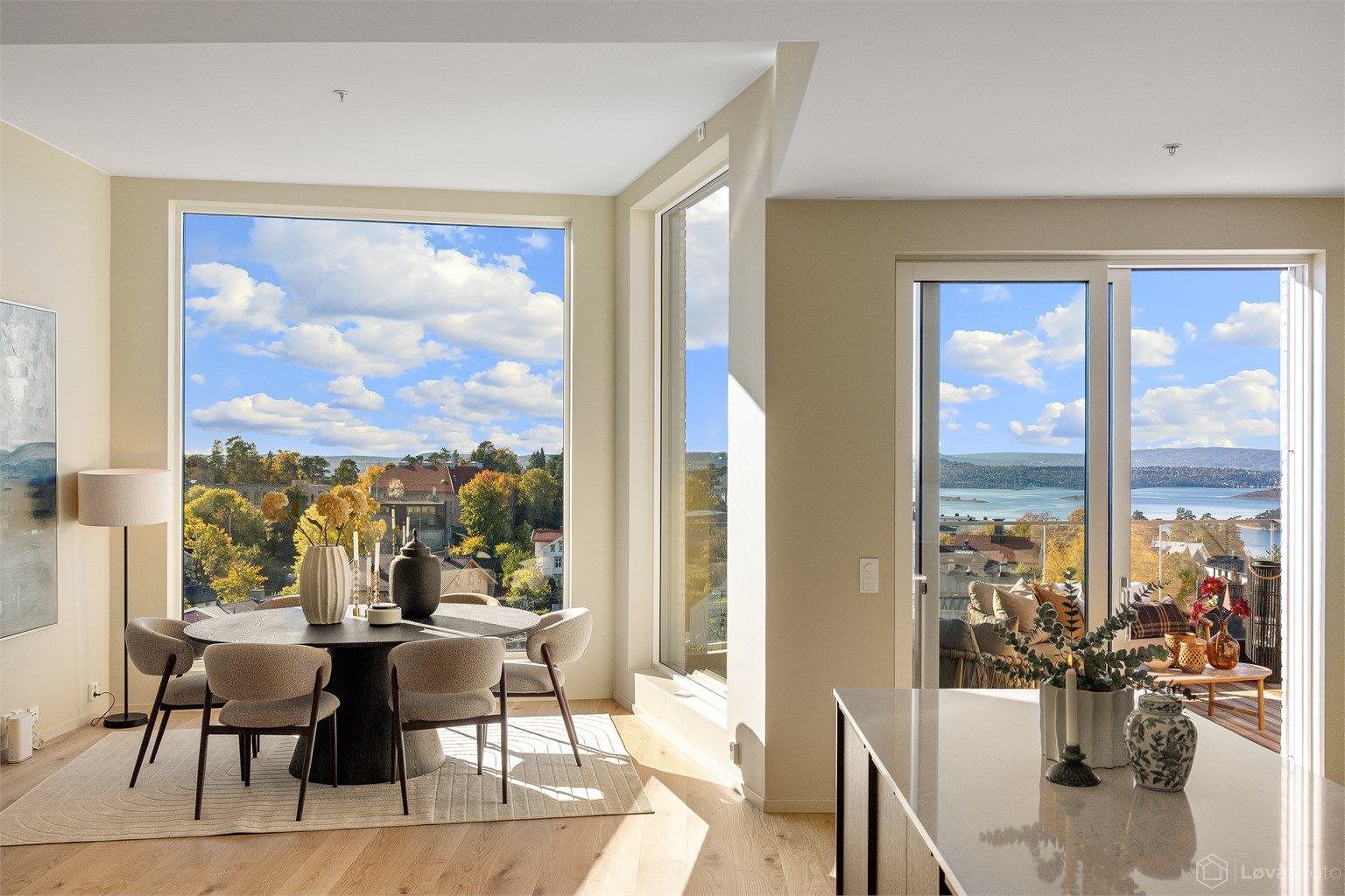 Leiligheten er skapt for deg som verdsetter moderne design, gjennomtenkte løsninger og høy bokvalitet