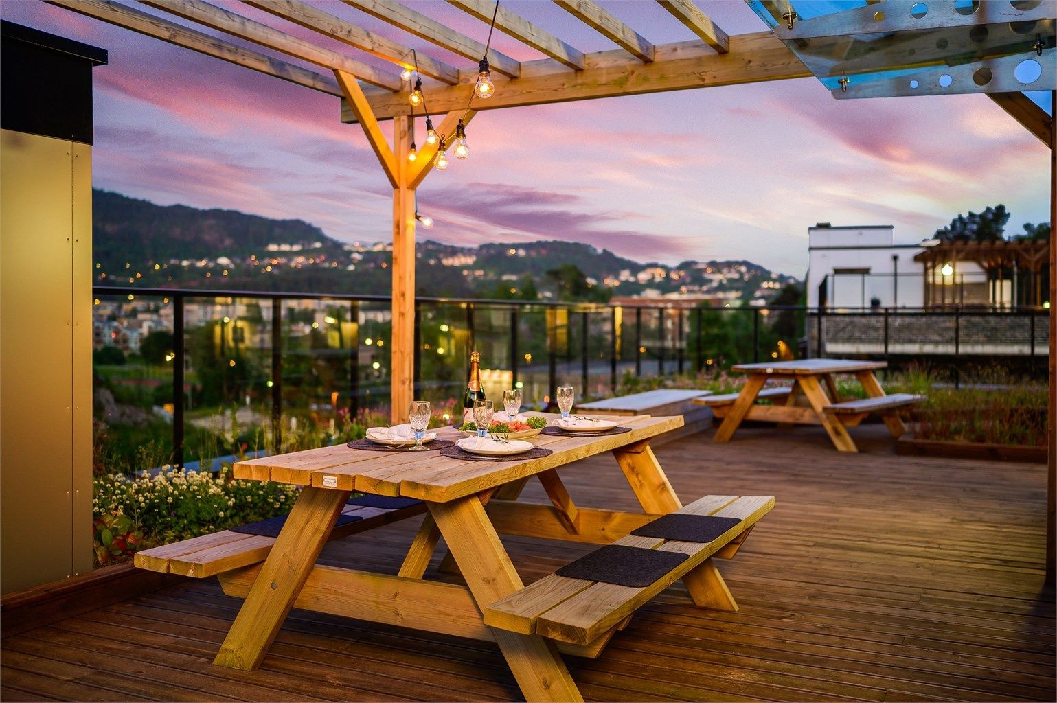 - Sameiet har tilgang på flere deilige takterrasser. Her kan man nyte og invitere venner til en hyggelig sammenkomst! -