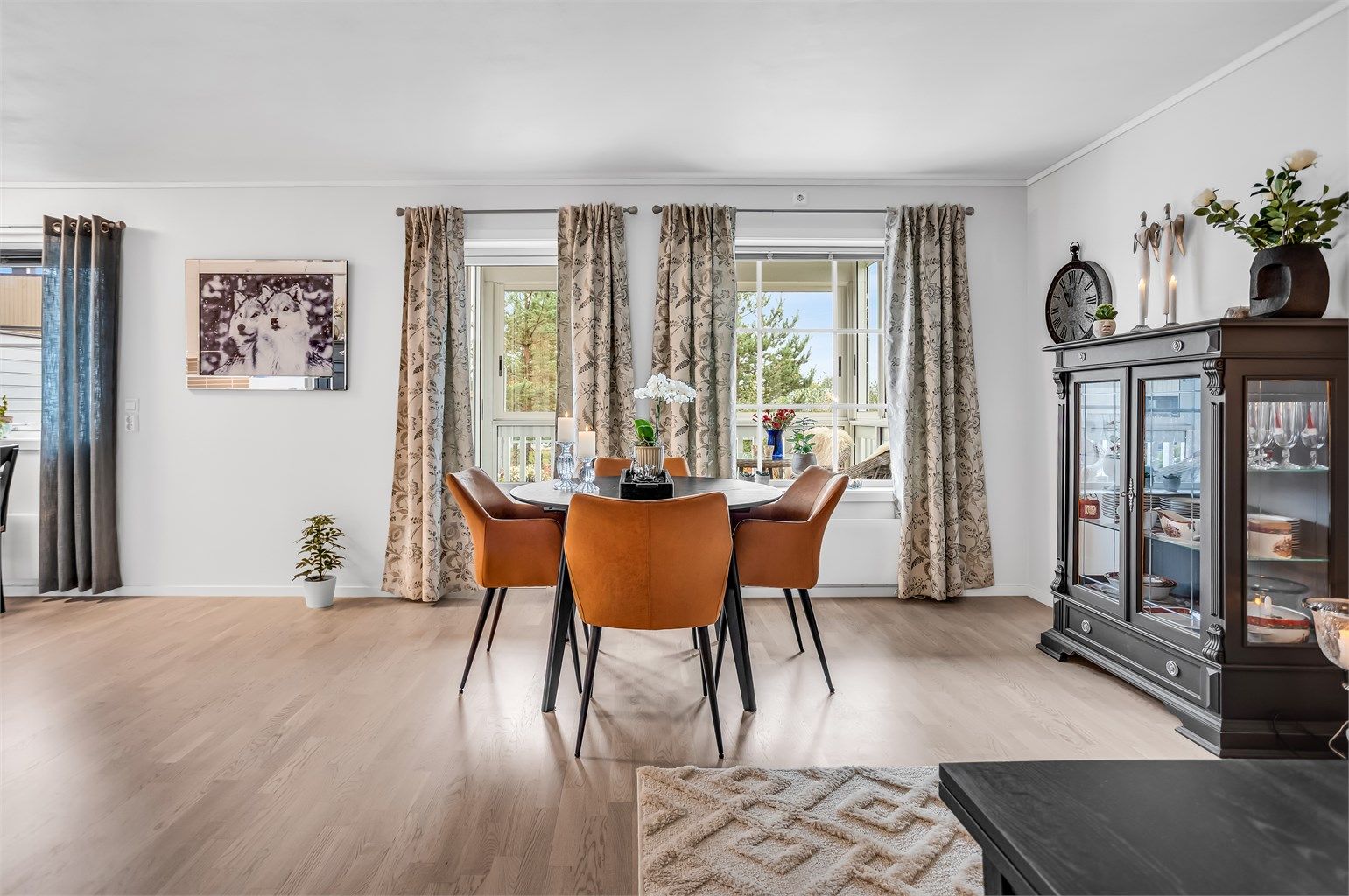 Spiseplassen ligger lyst til ved vindusflatene med utsyn mot uteområdet.