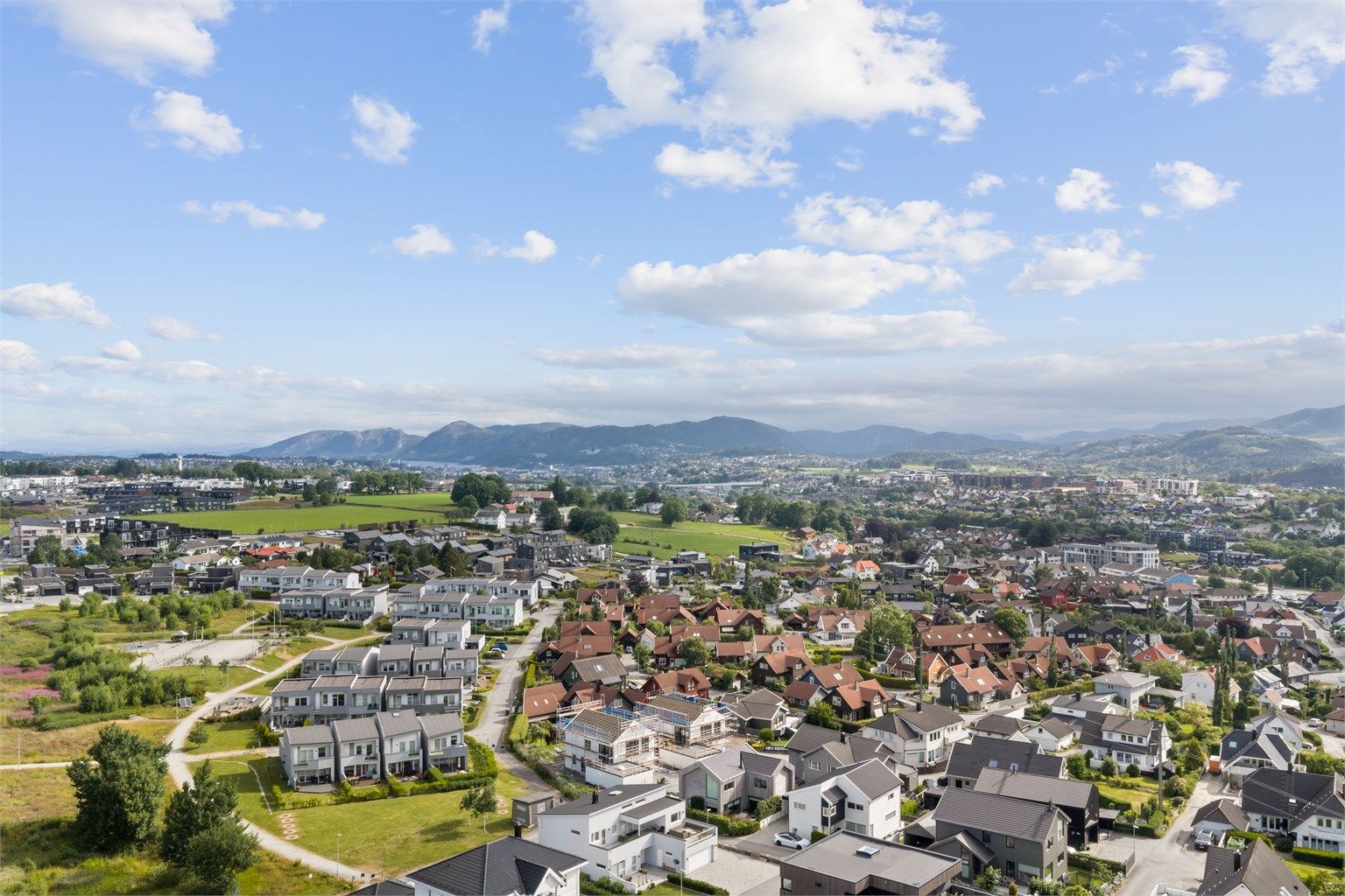 Kort vei til både sentrumstjenester i Sandnes og flotte naturområder.