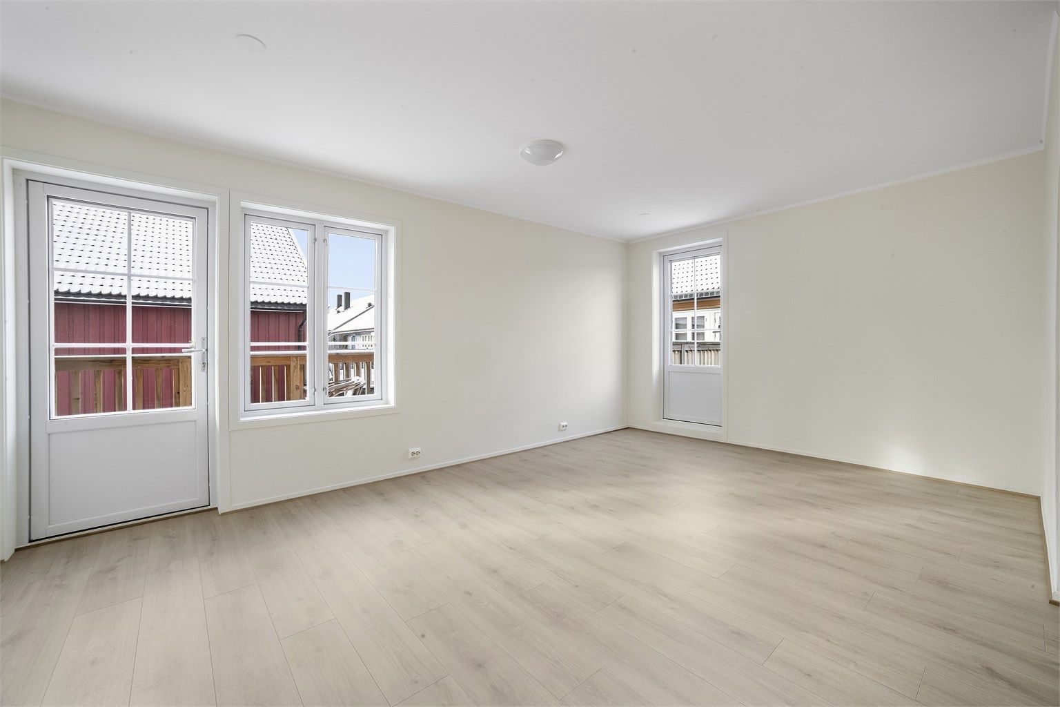 Fra stuen er det utgang til to separate verandaer, som utvider oppholdsarealet på varme dager.