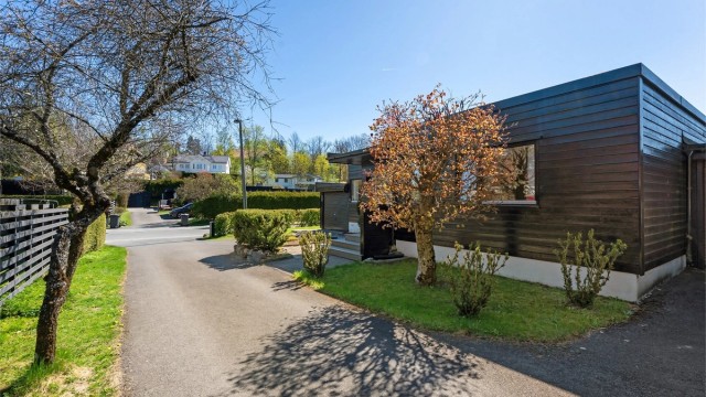 Eiendommen ligger tilbaketrukket og rolig i et veletablert boligområde.