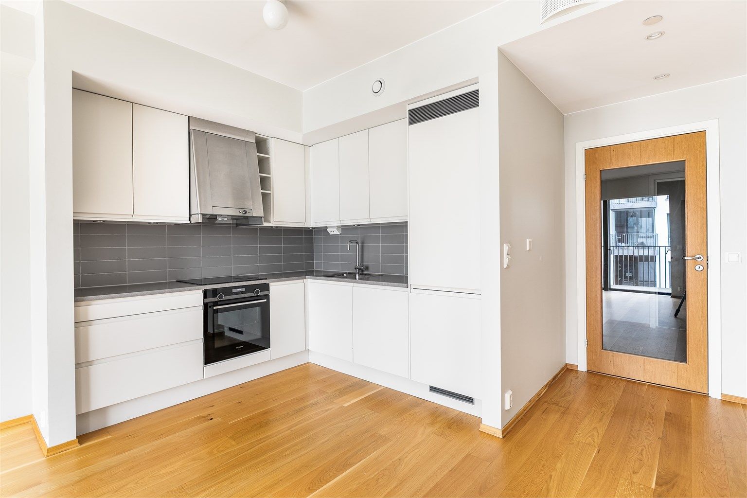 Kjøkkeninnredningen er fra kvalitetsprodusenten Norema og komplett med integrerte hvitevarer.