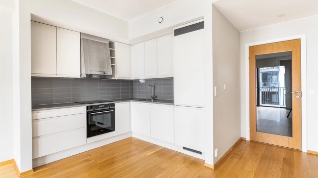 Kjøkkeninnredningen er fra kvalitetsprodusenten Norema og komplett med integrerte hvitevarer.