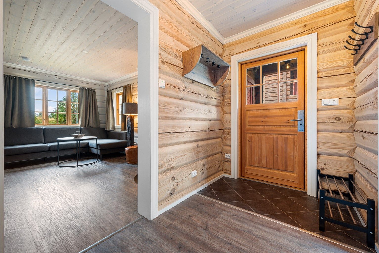 Romslig entrè på 4,5 kvm. Praktisk med flislagt gulv innenfor ytterdøren