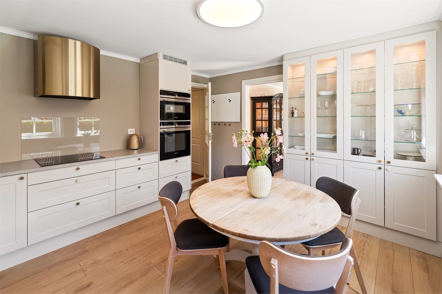 Lyse og moderne profilerte fronter fra Sigdal. Sjekk den lekre kjøkkenviften - et smykke i rommet!