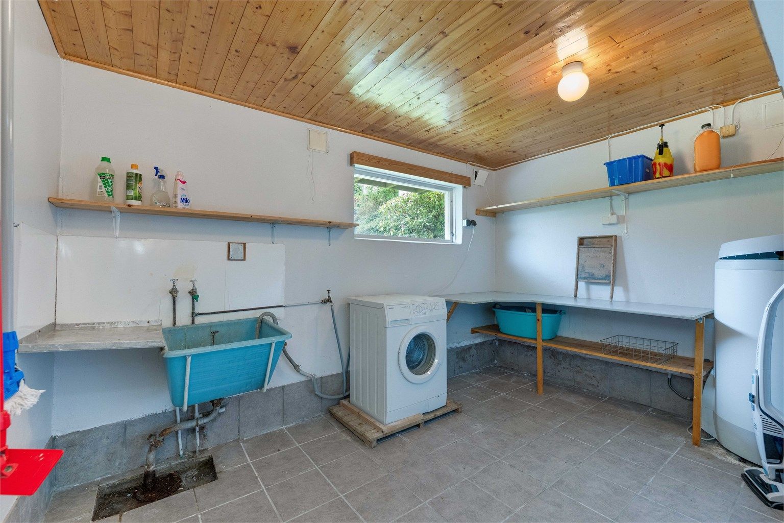 Også vaskerommet er av eldre dato og må påregnes renovering. 