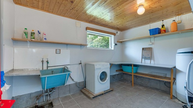 Også vaskerommet er av eldre dato og må påregnes renovering.