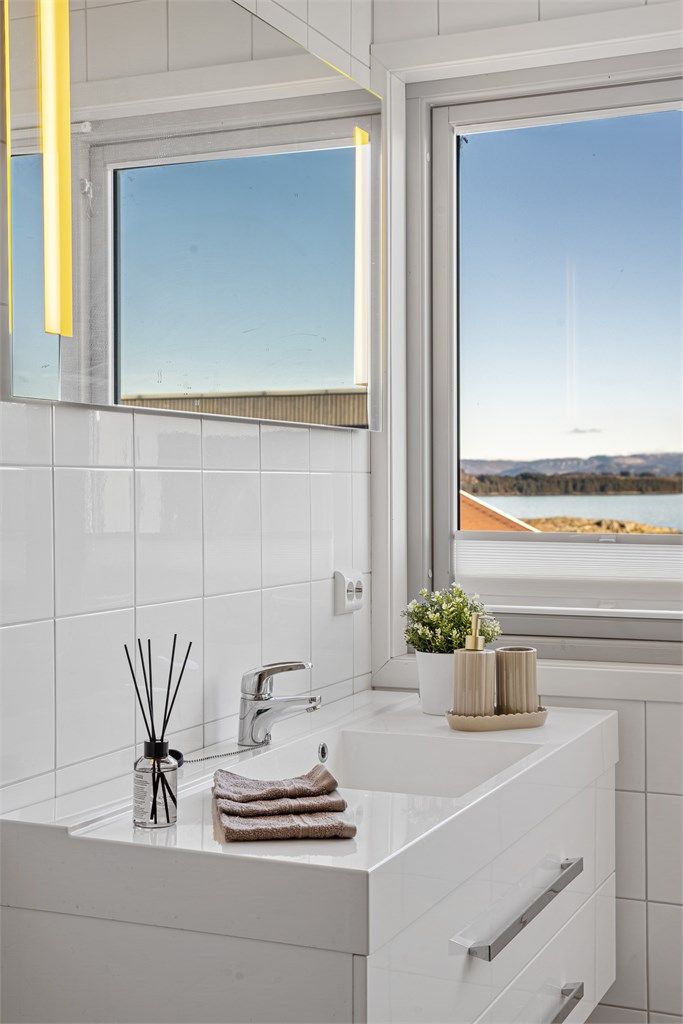 For en herlig utsikt fra badet. Downlights i himling gir god belysning på badet.