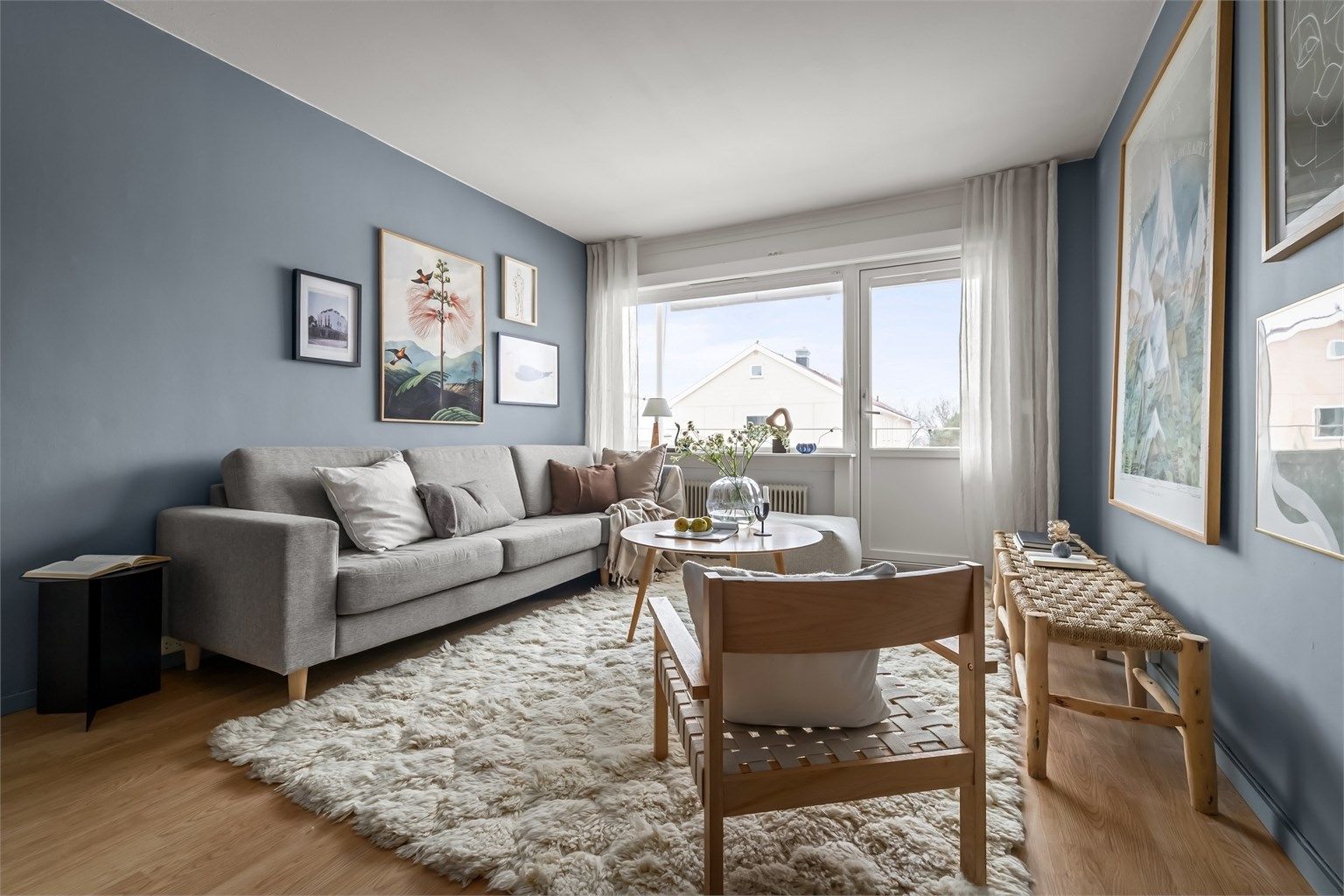 Her er det god plass til sofa med tilhørende salongbord og tv-seksjon