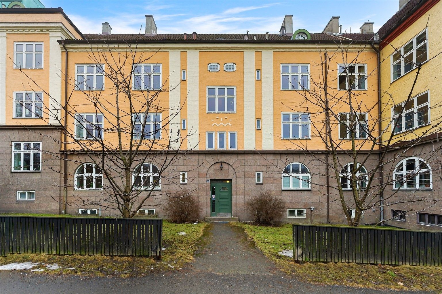Leiligheten ligger i en klassisk bygård fra 1924, sentralt på Torshov. Området rundt har alt av tilbud rett utenfor døren med blant annet matbutikker, apotek, kaféer, restauranter, barer og kollektivtransport (trikk og buss)
