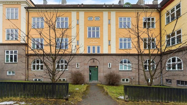 Leiligheten ligger i en klassisk bygård fra 1924, sentralt på Torshov. Området rundt har alt av tilbud rett utenfor døren med blant annet matbutikker, apotek, kaféer, restauranter, barer og kollektivtransport (trikk og buss)