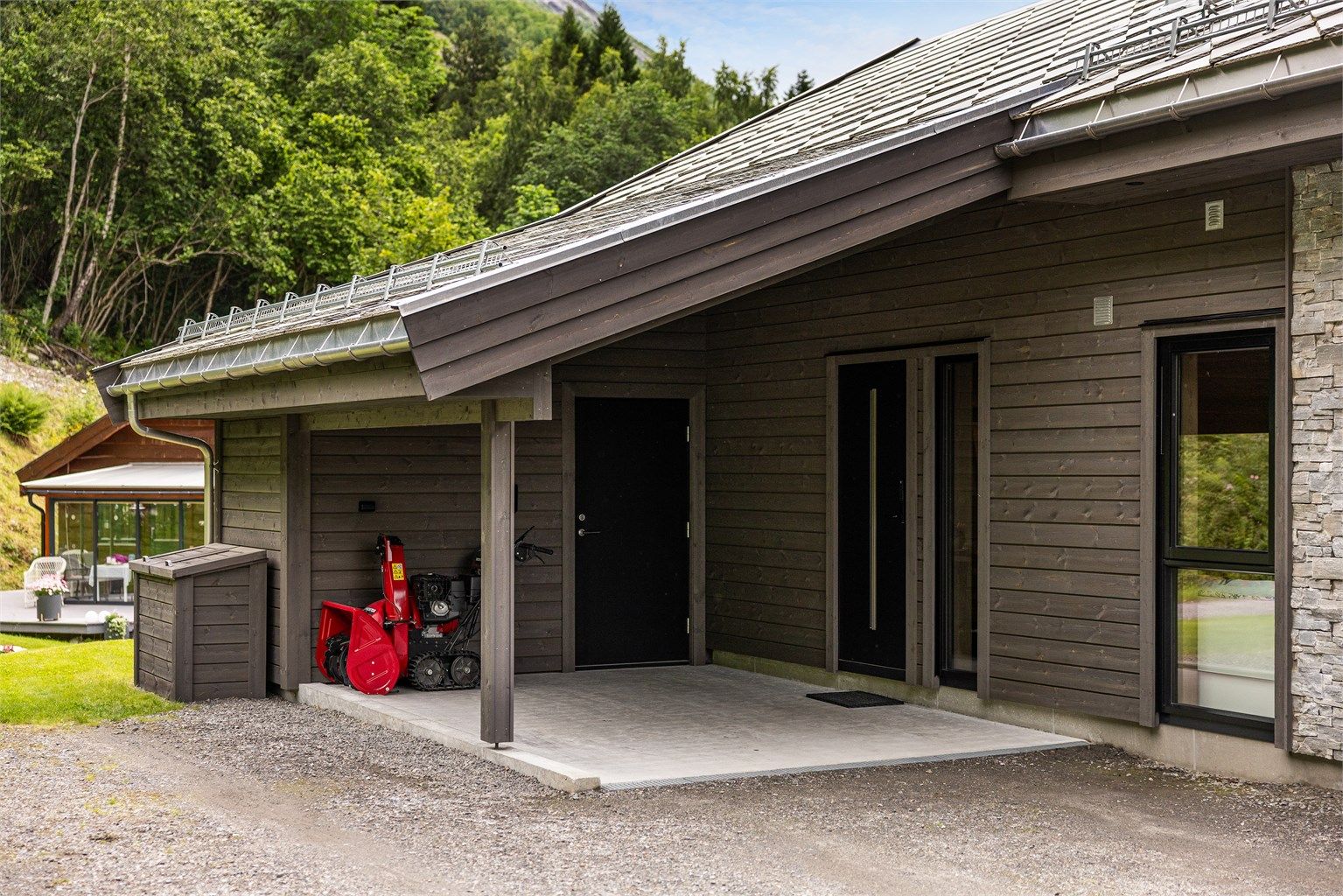 Carporten er på ca 13,5m² (men ikke medtatt i arealberegningen). Carporten utgjør og et overbygd inngangsparti, med sportsbod i bakkant 