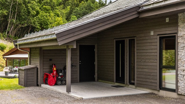 Carporten er på ca 13,5m² (men ikke medtatt i arealberegningen). Carporten utgjør og et overbygd inngangsparti, med sportsbod i bakkant