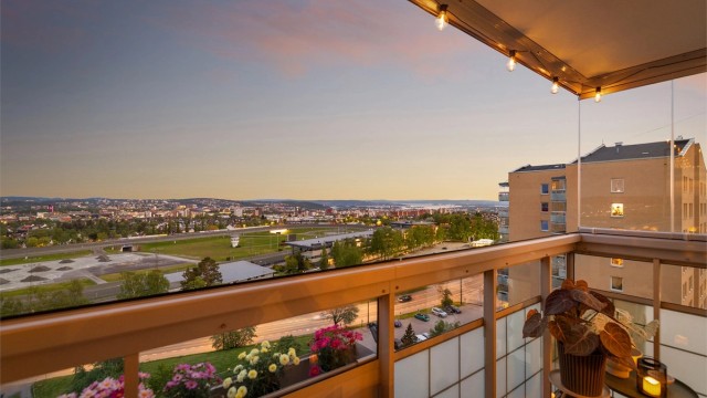 Balkongen er innglasset og det ble gjort i 2023