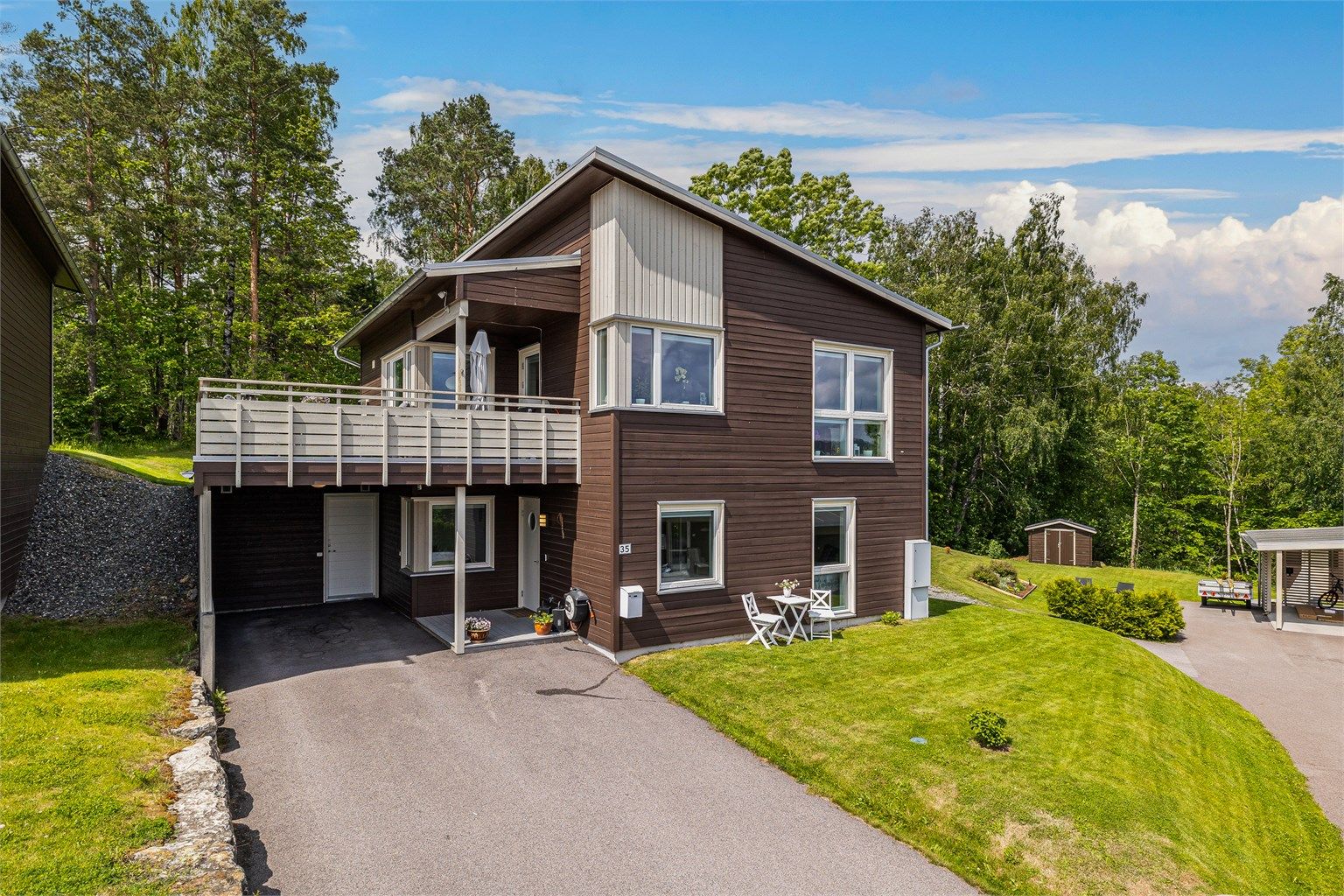 Moderne enebolig i borettslag med utsikt over fjorden.