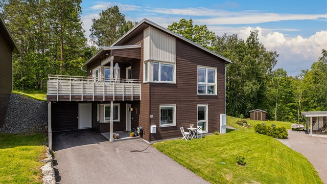 Moderne enebolig i borettslag med utsikt over fjorden.