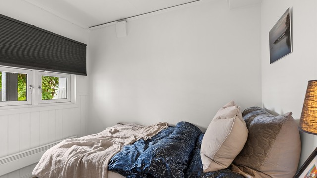 Rommet har naturlig ventilasjon via ventil i veggen. (ikke godkjent for varig opphold)