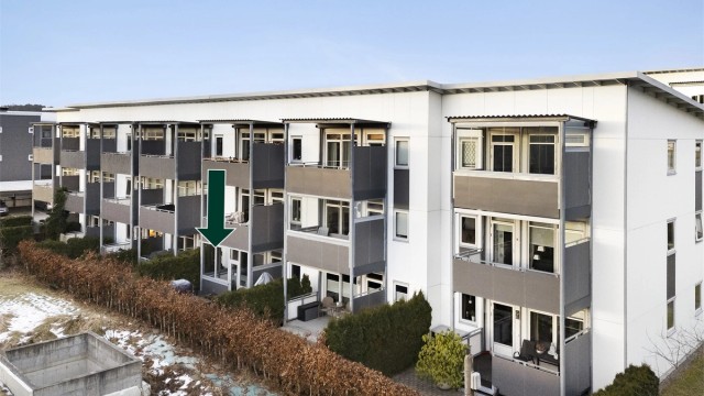 Leiligheten ligger fint til med trappefri adkomst og sydvendt hovedorientering i et populært sameie og kort veg til Moa