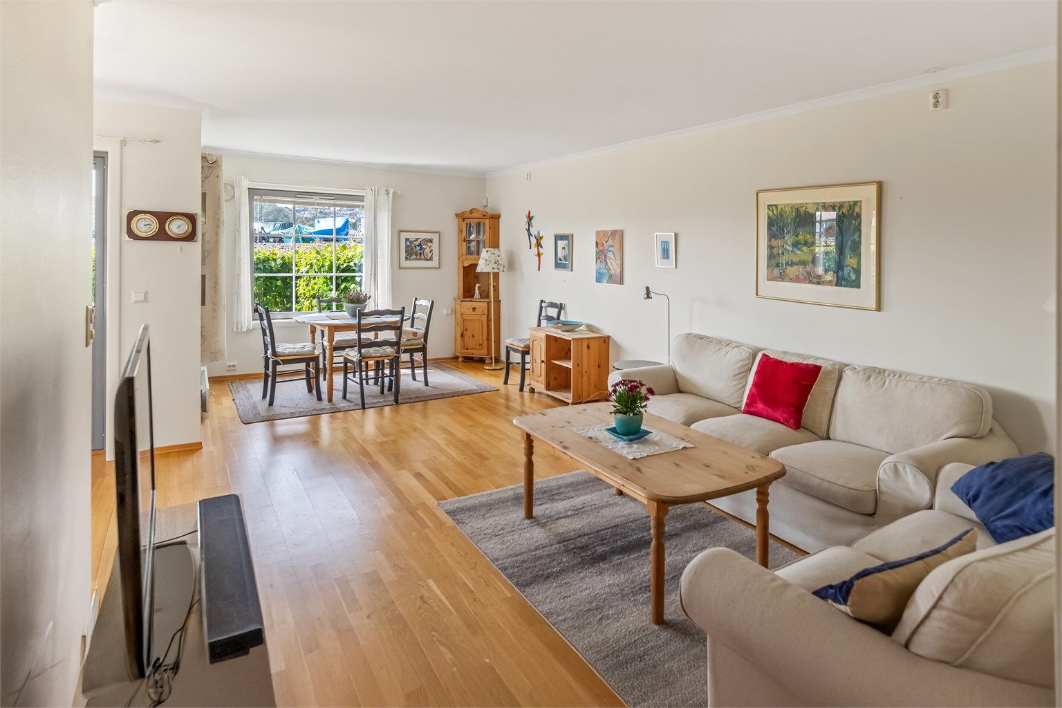 Leiligheten består av entré, to soverom, bad, bod og kjøkken/stue.