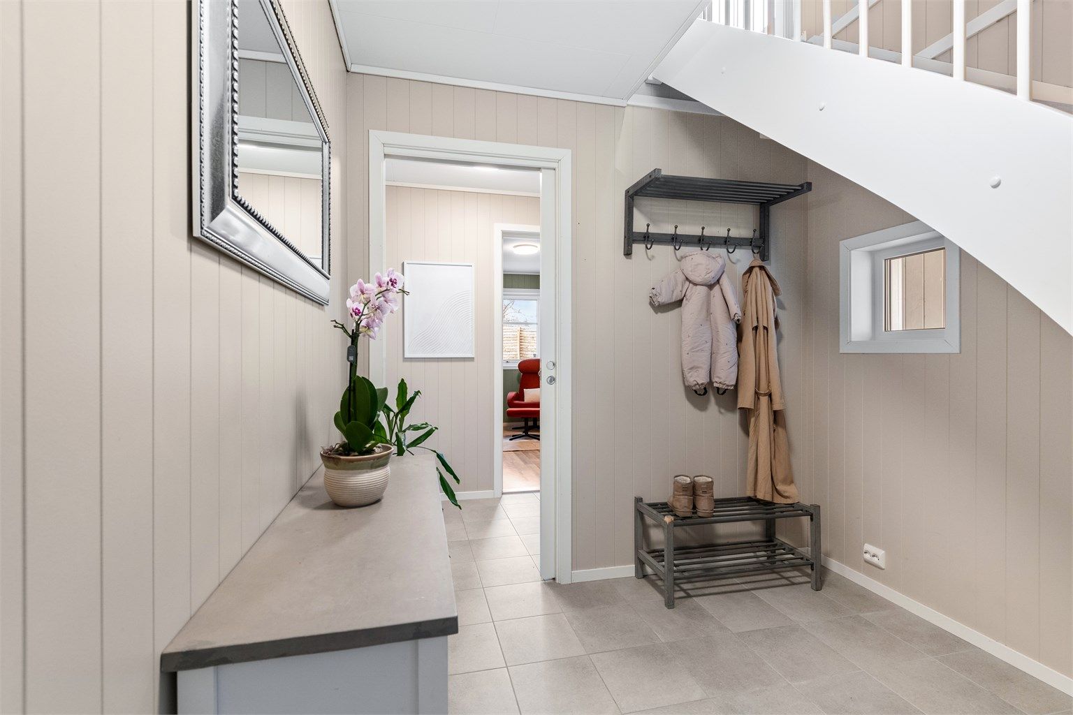 Velkommen inn. Entréen har et slitesterkt, flislagt gulv med behagelig gulvvarme og god plass til yttertøy.