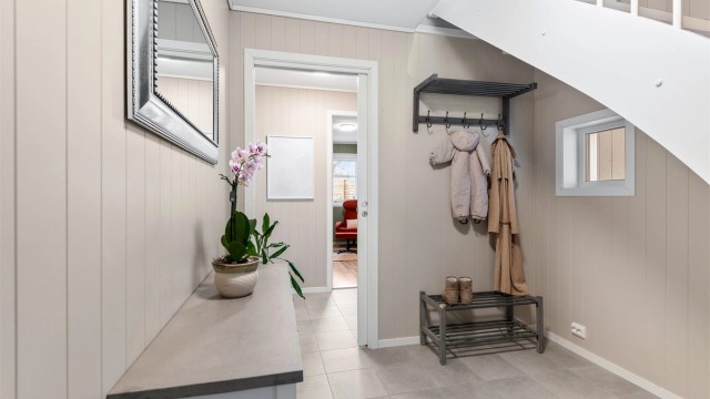 Velkommen inn. Entréen har et slitesterkt, flislagt gulv med behagelig gulvvarme og god plass til yttertøy.