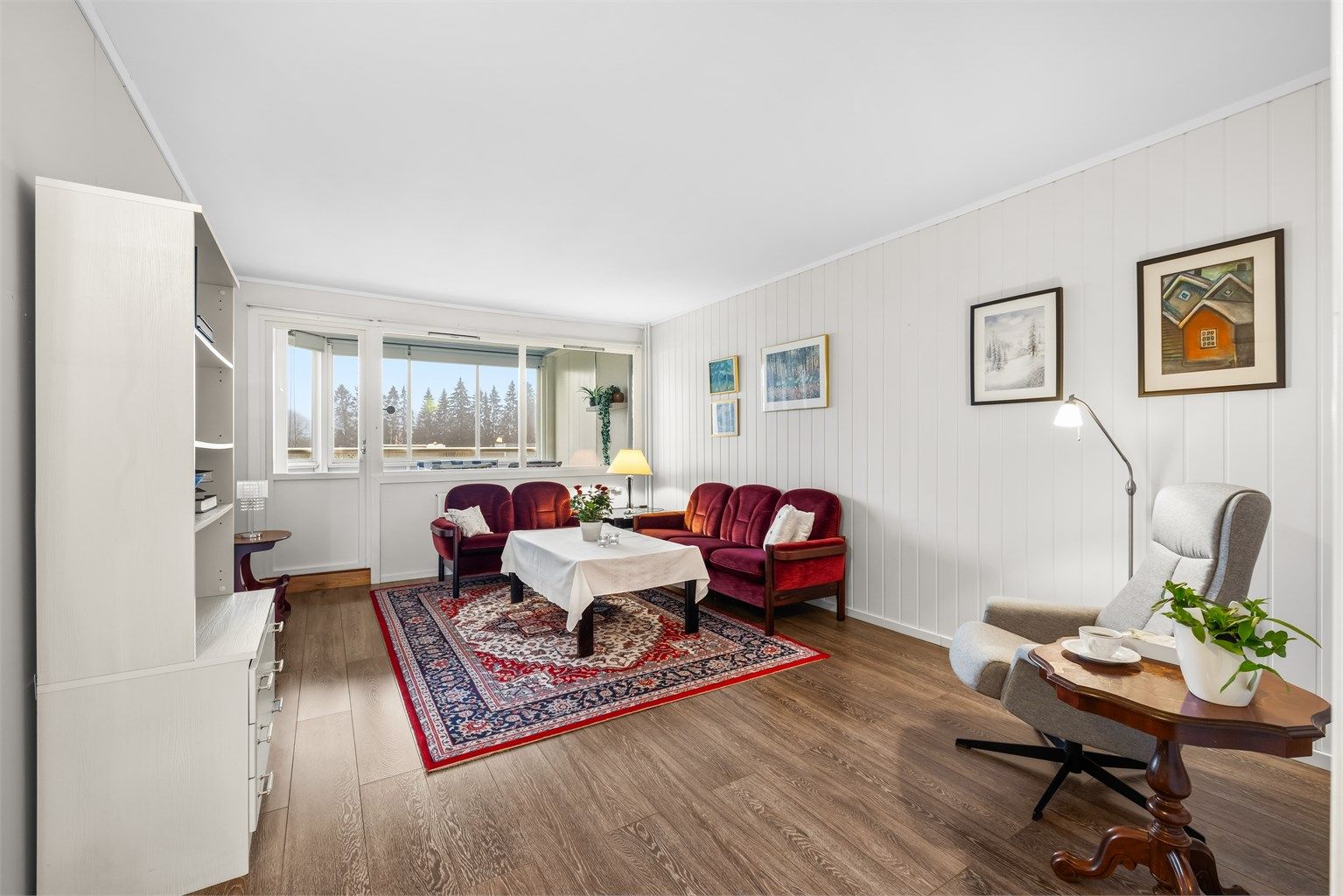 En gjennomgående leilighet med sentral beliggenhet i et veletablert og familievennlig område på Løvenstad.