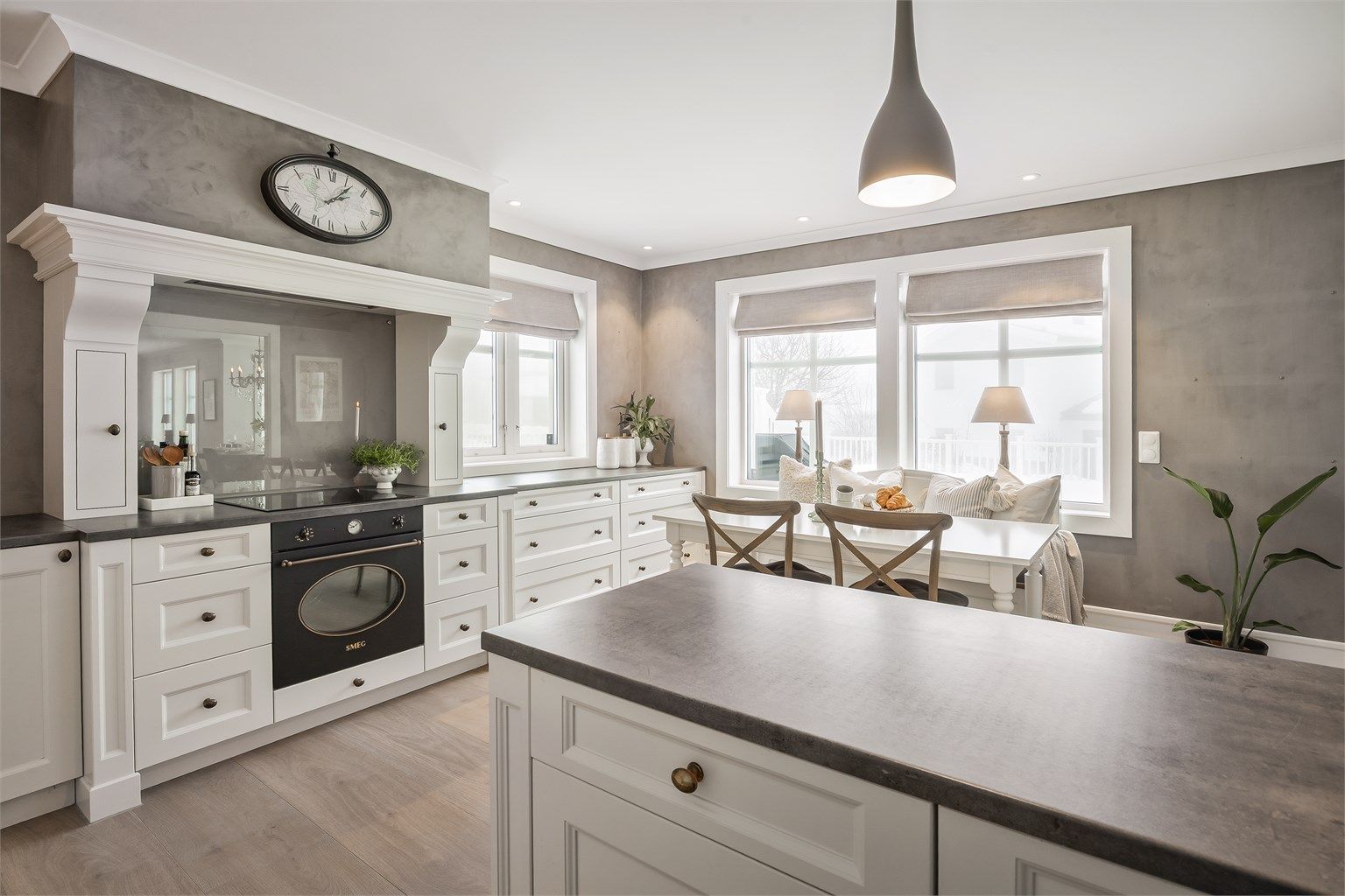 Her er det rikelig med skapplass og en hyggelig spiseplass ved vinduet.