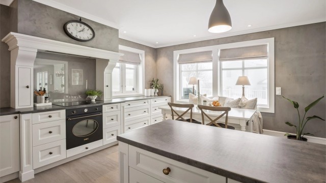 Her er det rikelig med skapplass og en hyggelig spiseplass ved vinduet.