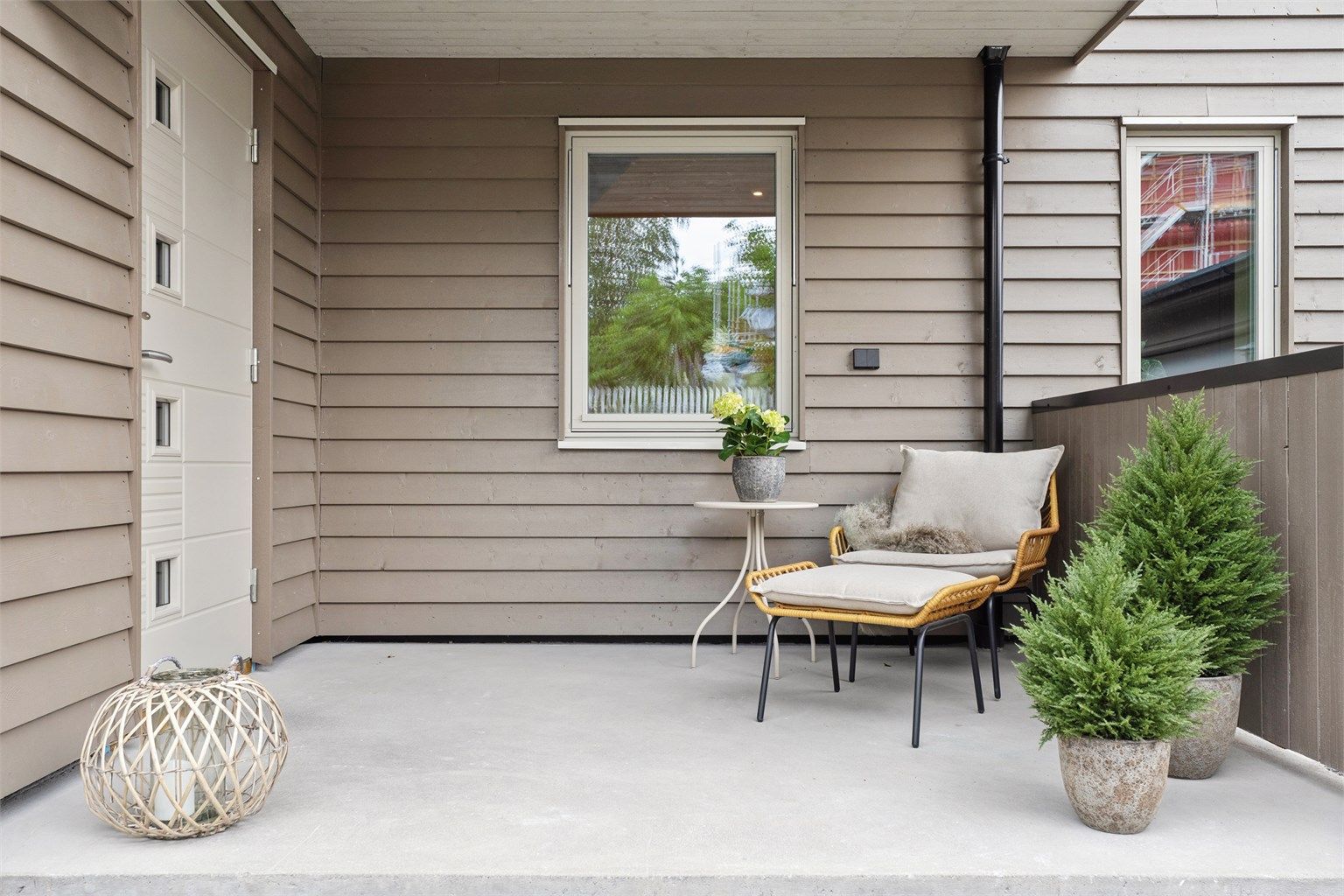 Flott, overbygd inngangsparti med plass til liten sittegruppe om man ønsker det. Foto: EFKT v/Kristian Haug.