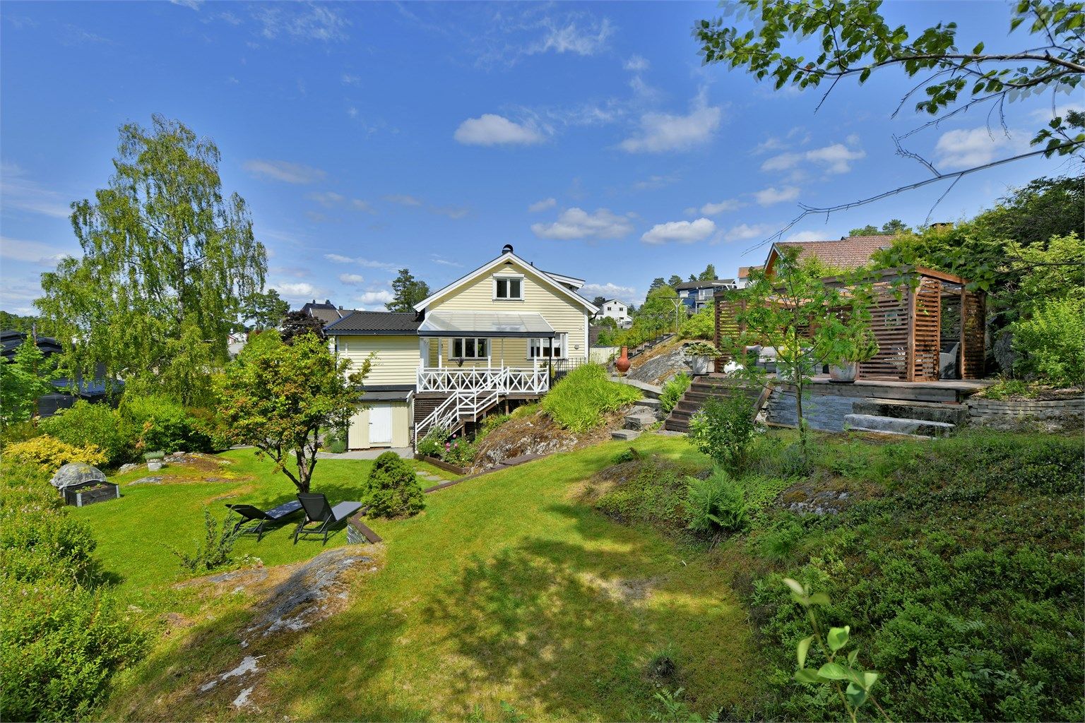 Sebastian Håbesland v/Krogsveen presenterer Kringsjåveien 123 - høyt, fritt og familievennlig enebolig med hybel-del