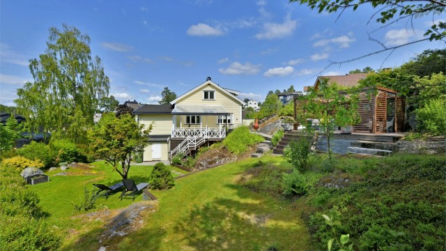 Sebastian Håbesland v/Krogsveen presenterer Kringsjåveien 123 - høyt, fritt og familievennlig enebolig med hybel-del