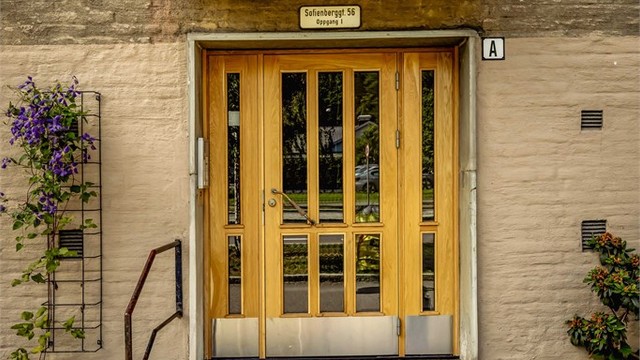 Velholdt inngangsparti til oppgangen.
