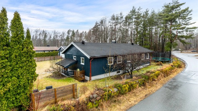 Gangvei av tråkkheller leder direkte mellom kjellertrappen og gårdsplassen.