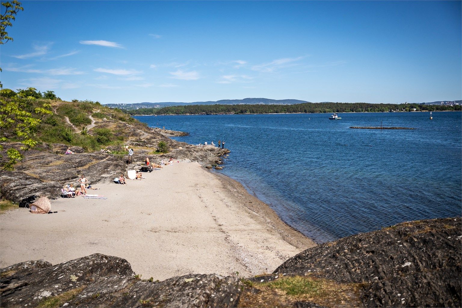 Stranden ligger i behagelig gang- og sykkelavstand og byr på herlige sommerdager ved sjøen.