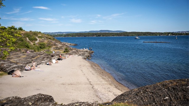 Stranden ligger i behagelig gang- og sykkelavstand og byr på herlige sommerdager ved sjøen.