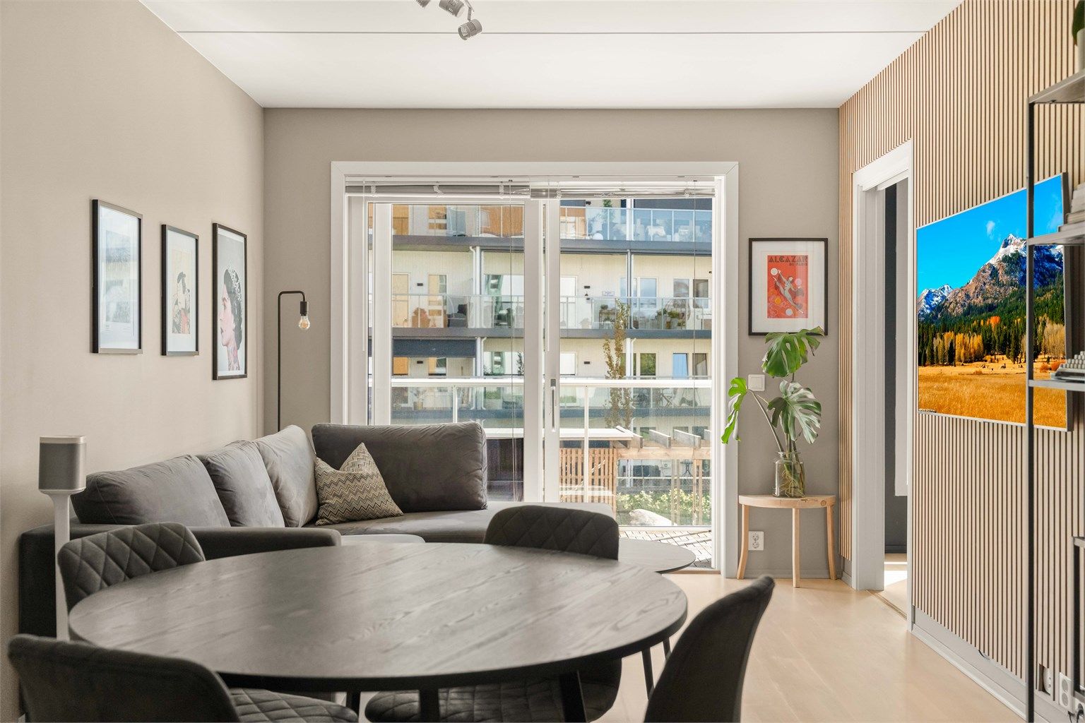 Stuen har god plass til både sofagruppe og spiseplass. Store vindusflater gir rikelig med dagslys.