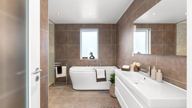 Lekkert og moderne baderom med både dusj og badekar