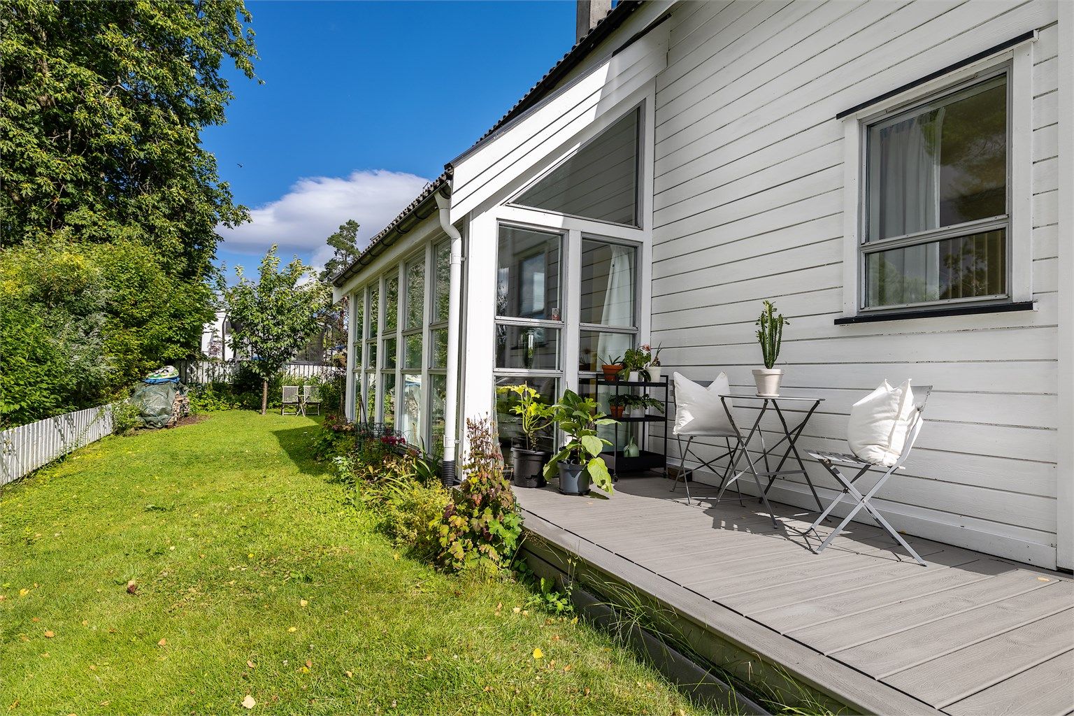 Uteplass med tilknytning til hagen.