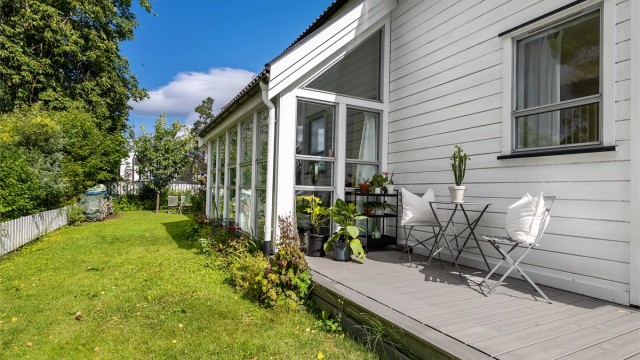 Uteplass med tilknytning til hagen.